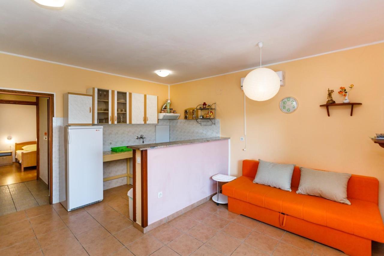 Apartments With A Parking Space Kornic, Krk - 5306 المظهر الخارجي الصورة