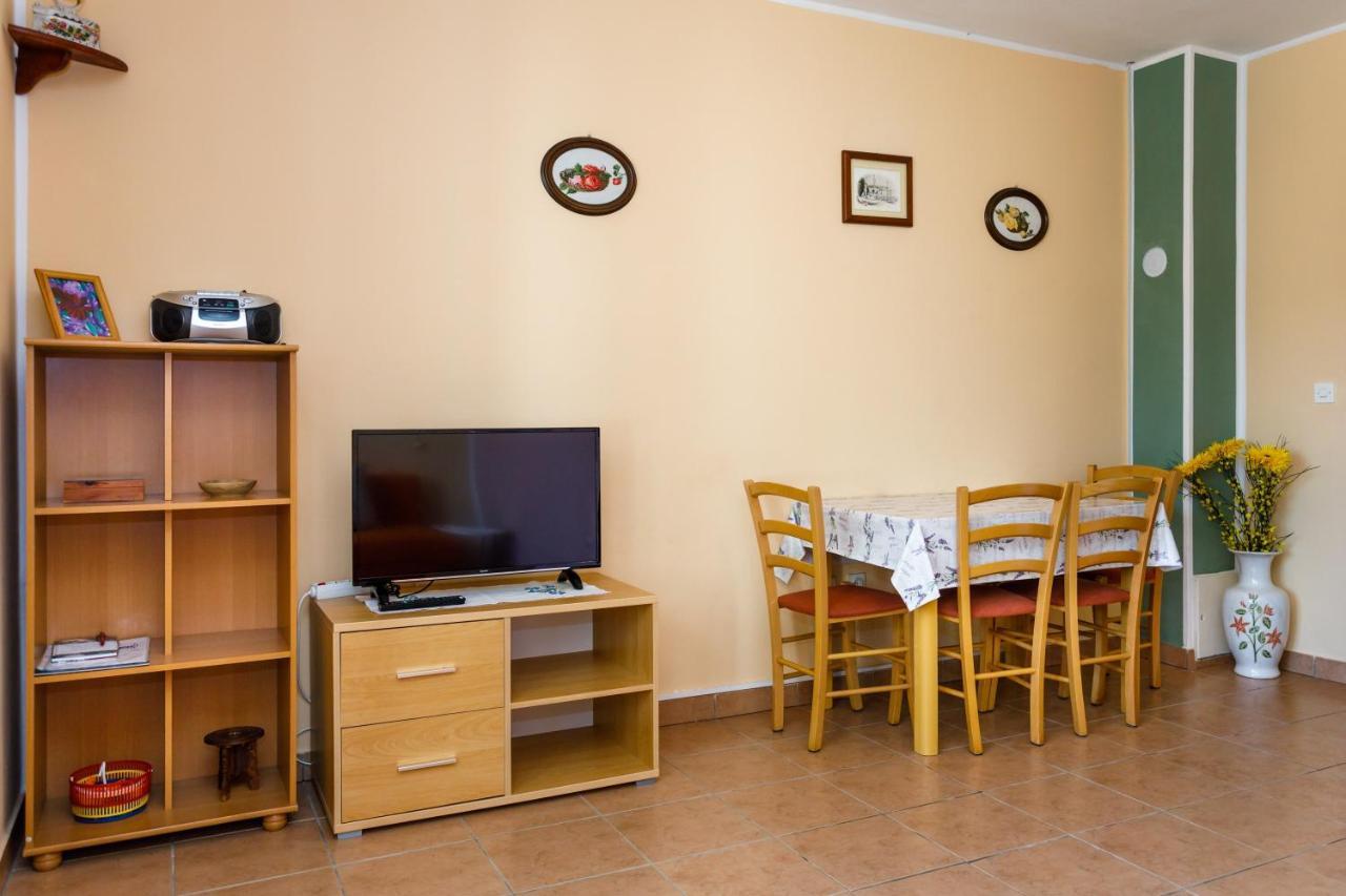Apartments With A Parking Space Kornic, Krk - 5306 المظهر الخارجي الصورة